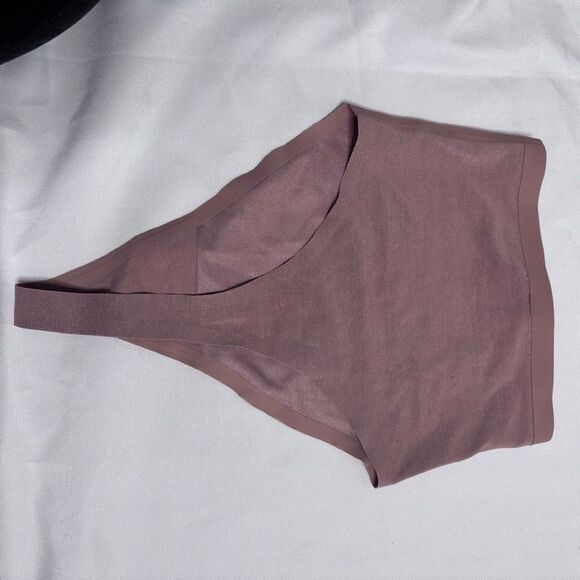 SKIMS POWER MESH MID WAIST
THONG | CLAY - Picture 4 of 4